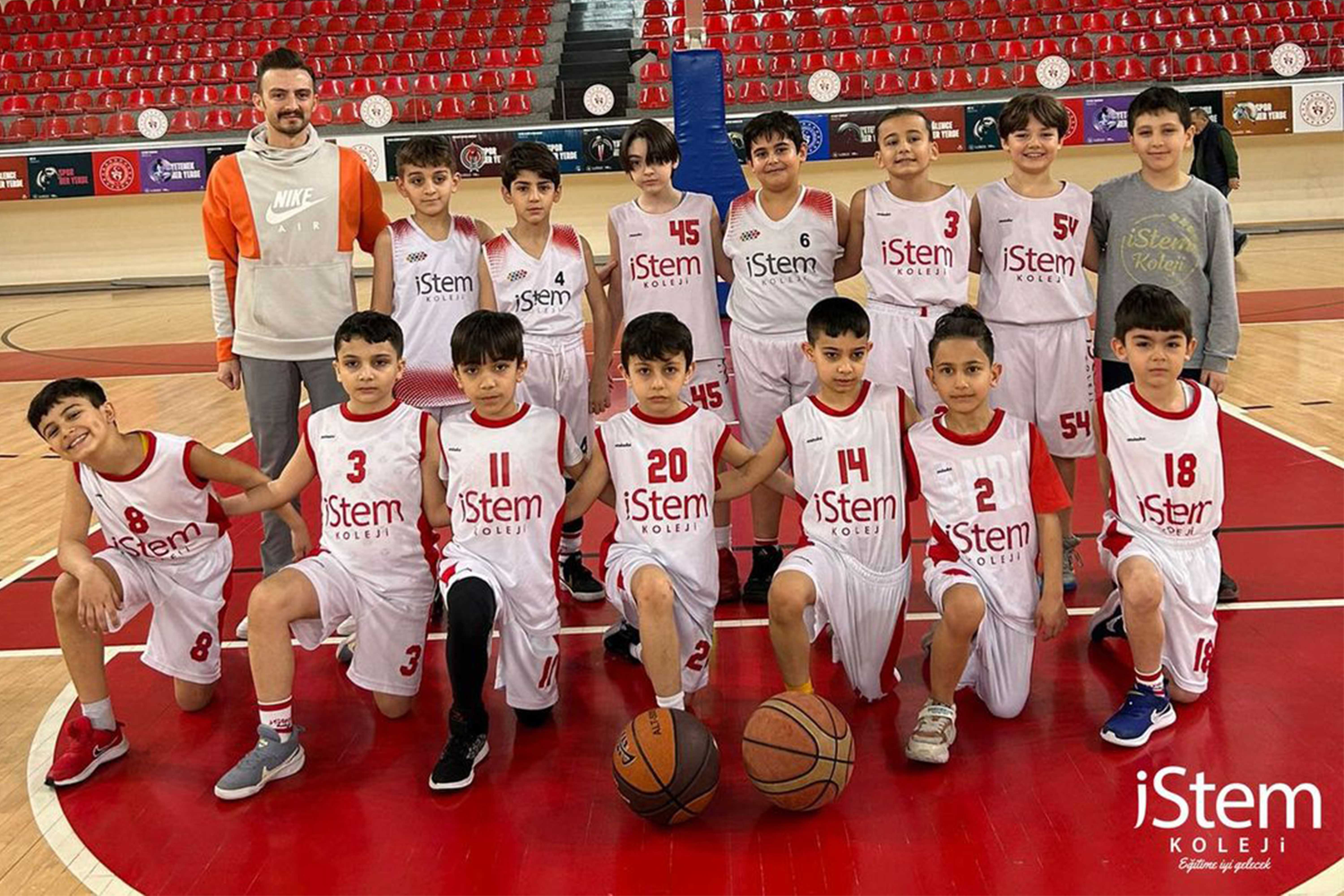 Okullar arası basketbol müsabakalarında İstem Koleji Minik A Takımı, Erciyes Koleji ile karşılaştı.-iStem Koleji
