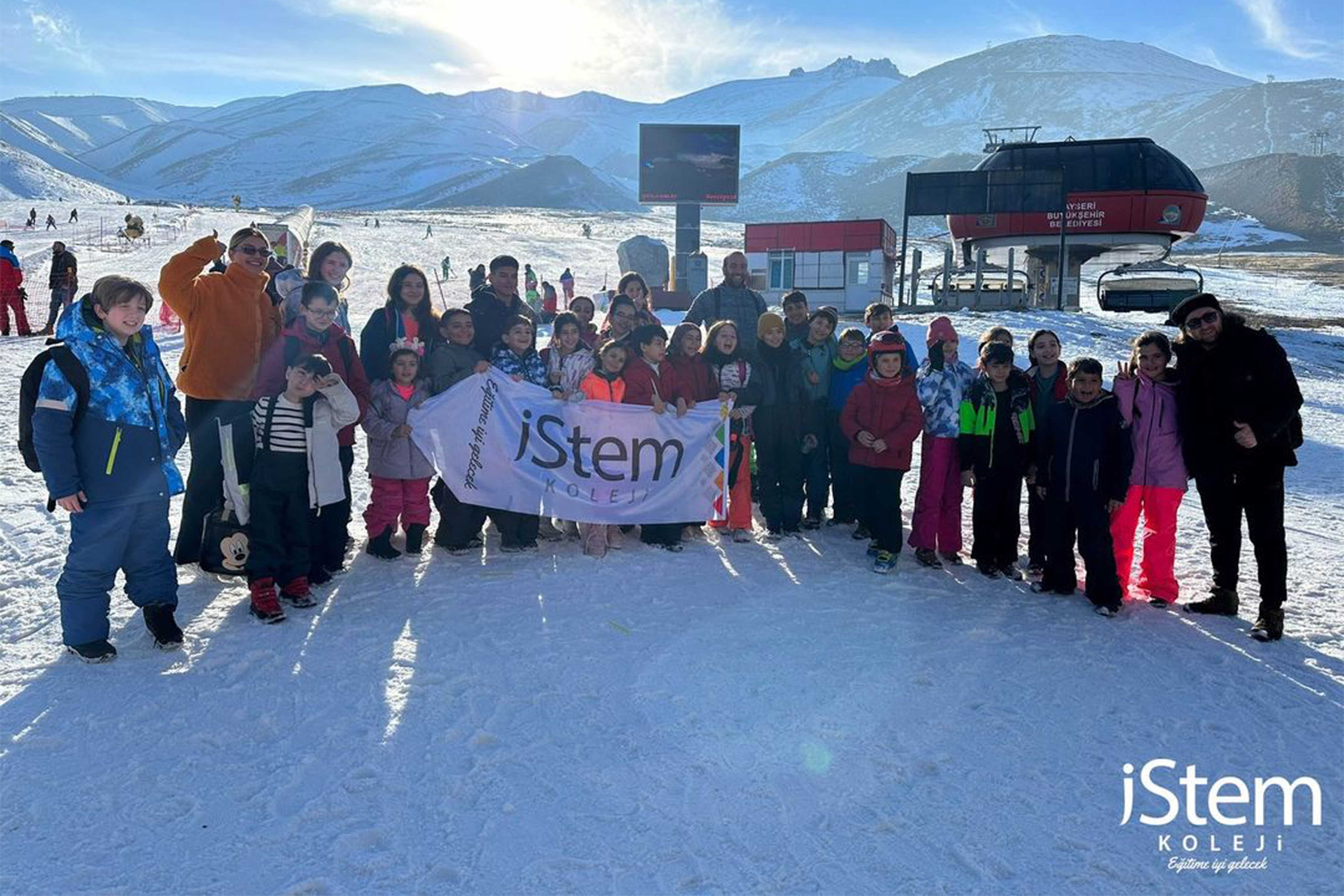 Öğrencilerimiz Sömestr tatilinde Erciyes dağında kayak yapmayı öğreniyorlar.